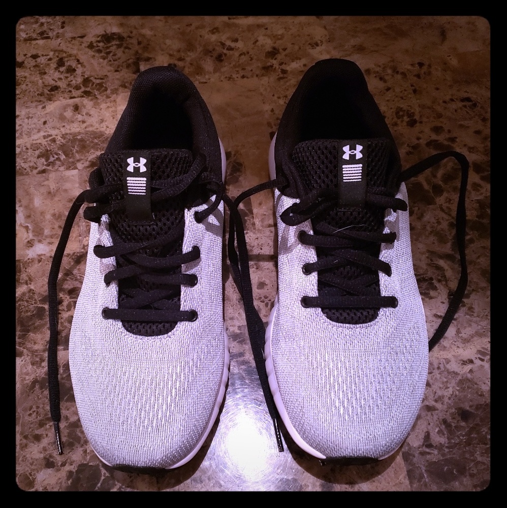 Women's tennis shoes